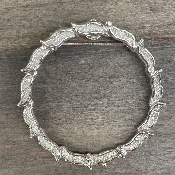 Vintage Gerrys Wreath Brooch Silver Tone Textured Leaf Open Center Stamped 1.75" - Picture 6 of 6